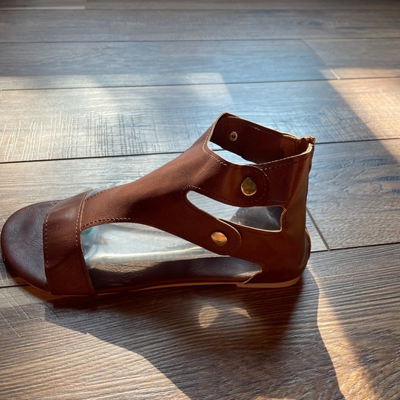Brown gladiator style sandals-size 39 (8.5) - Picture 2 of 3